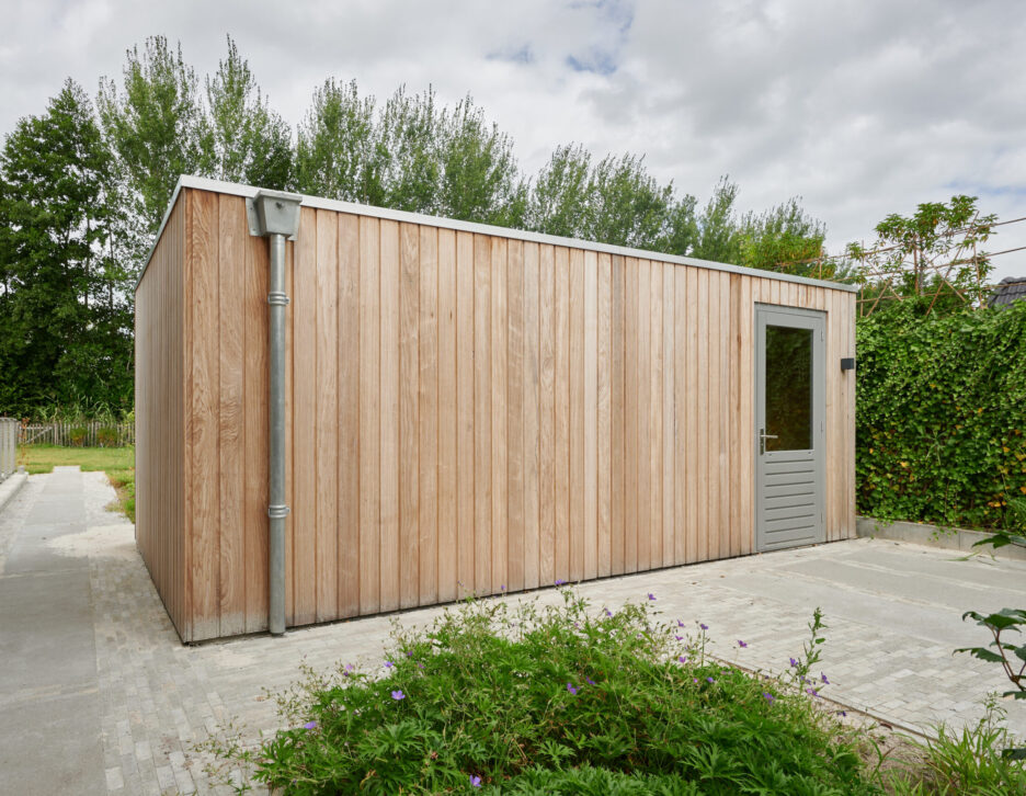 Stijlvolle schuur opgebouwd uit Fraké hout in tuin