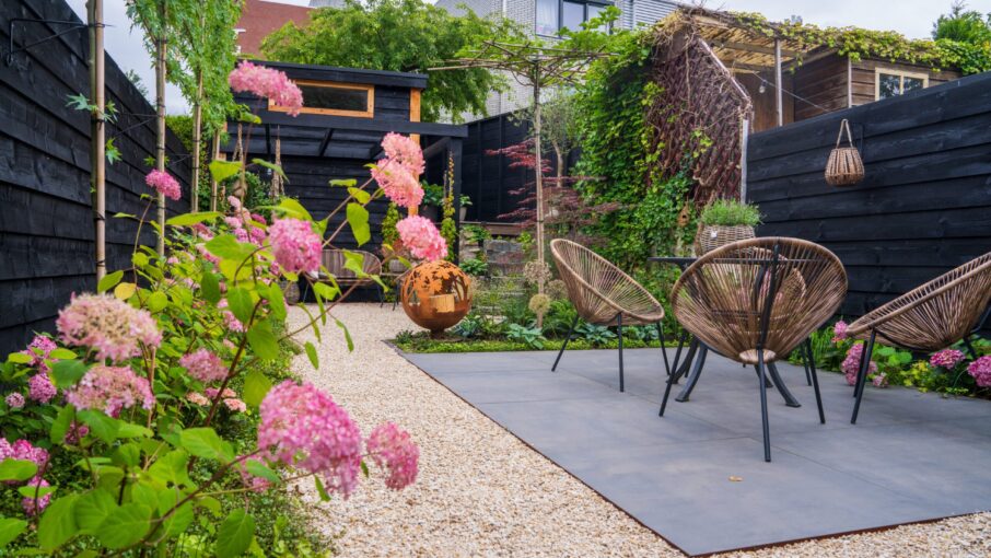 Stadstuin ontwerp met terras, pergola, schuur en grindpad