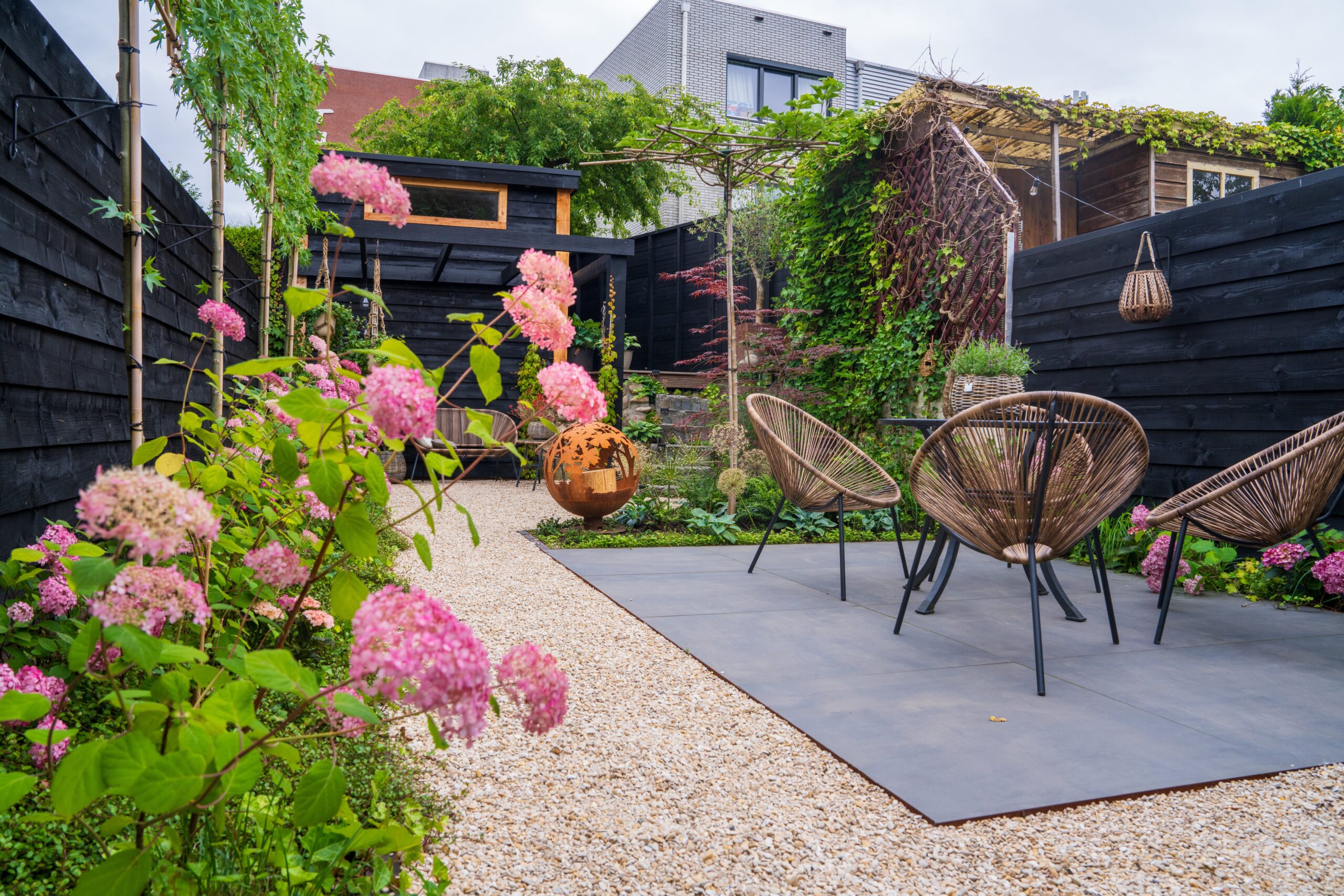 Stadstuin ontwerp met terras, pergola, schuur en grindpad