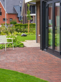 Hoveniers Collectief - terras met sierbestrating Terras van sierbestrating in moderne tuin