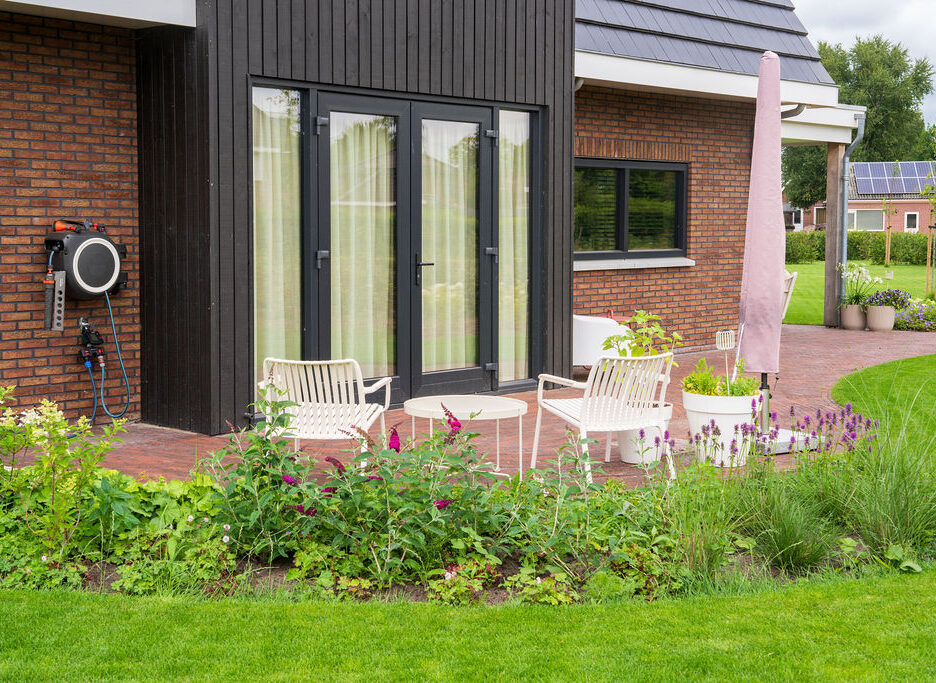 Hoveniers Collectief - tuin met terras van sierbestrating Tuin met terras van sierbestrating
