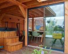 Hoveniers Collectief - Houten overkapping met glaswand Houten overkapping met glazen wand in tuin