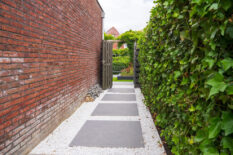 Hoveniers Collectief - Grindpad met staptegels 80x80cm Grindpad met staptegels van 80x80 cm, fraai geïntegreerd in de tuin