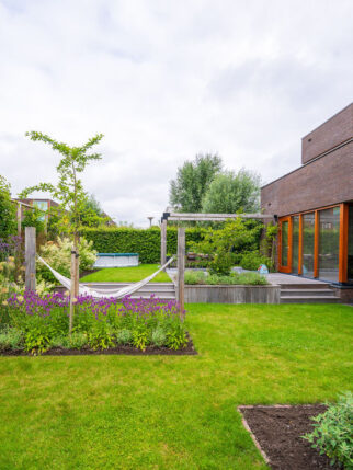 Hoveniers Collectief - Strakke natuurtuin met niveauverschillen Natuurtuin met strakke lijnen, hoogteverschillen en bloemenborders