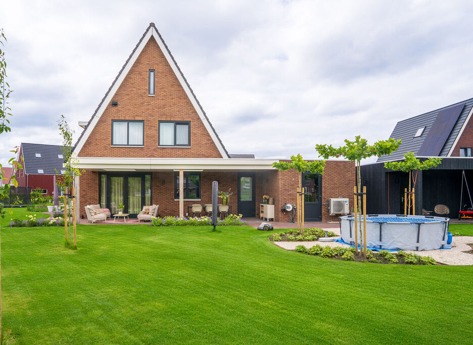 Hoveniers Collectief - landelijke tuin met gras en terras Landelijke tuin met gazon en terras