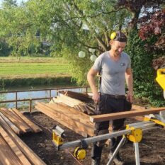 Houtbouwproject in een tuin, inclusief houten constructies
