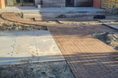 Sierbestrating in aanleg met gebakken waaltjes in tuin