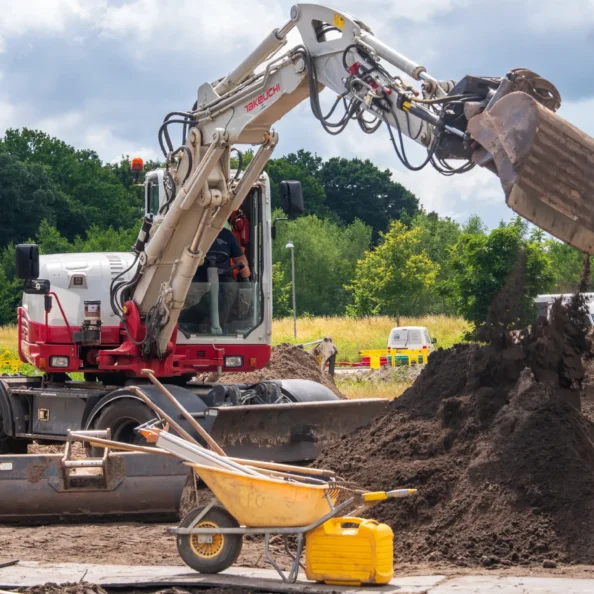 Hoveniers Collectief - Grondwerk, graafwerk met mobiele kraan Mobiele kraan voert grond- en graafwerk uit in de tuin