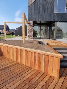 Hoveniers Collectief - Hardhouten vlonder met trap Hardhouten vlonder met bijpassende trap in de tuin