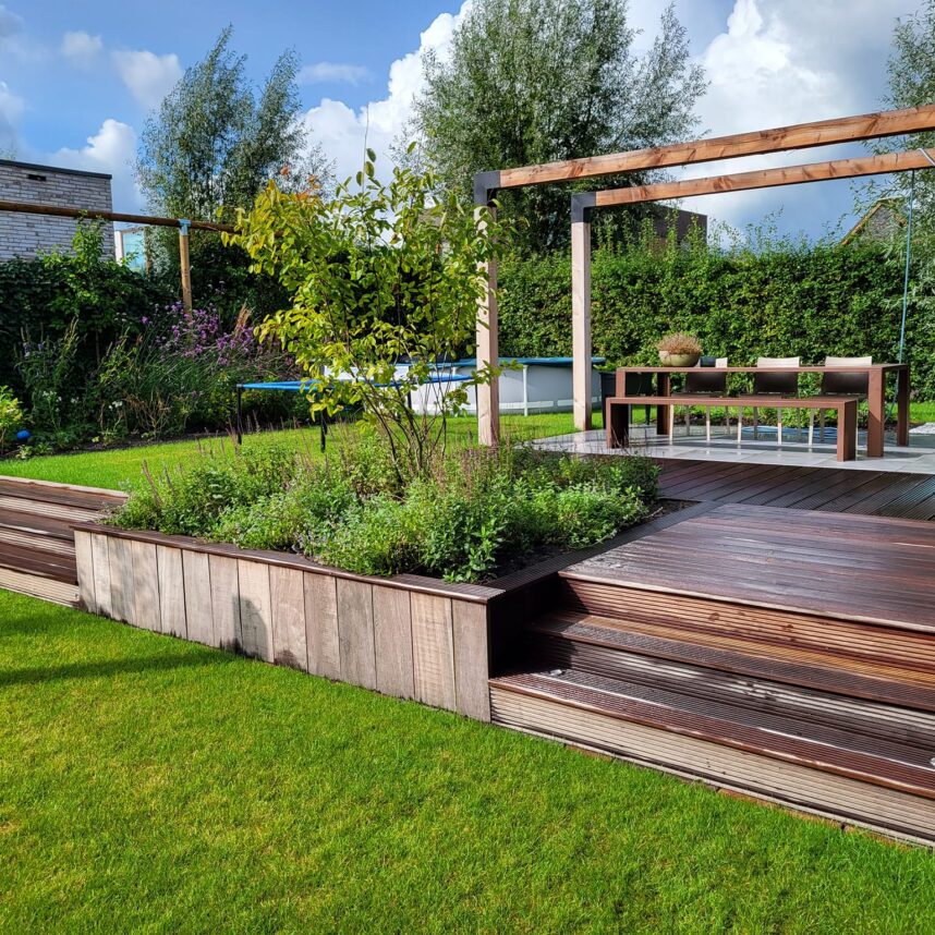 Hoveniers Collectief - Natuurtuin met houten vlonder en trappen Hoveniers Collectief - Natuurtuin met houten vlonder en trappen